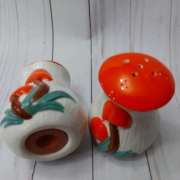 Vintage Ceramic Mushroom Salt and Pepper With Tray *Like New Condition* - Picture 6 of 9
